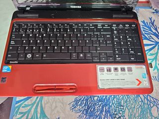 Portátil Toshiba Satélite rojo