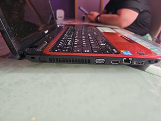 Portátil Toshiba Satélite rojo