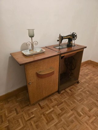 Máquina coser Singer antigua con mueble