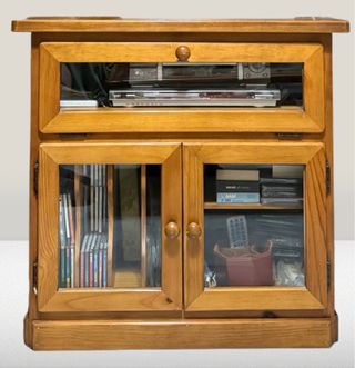 Mueble TV madera con puertas de cristal