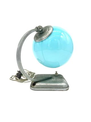 Lampada da tavolo vintage anni ’50 con paralume in vetro soffiato azzurro