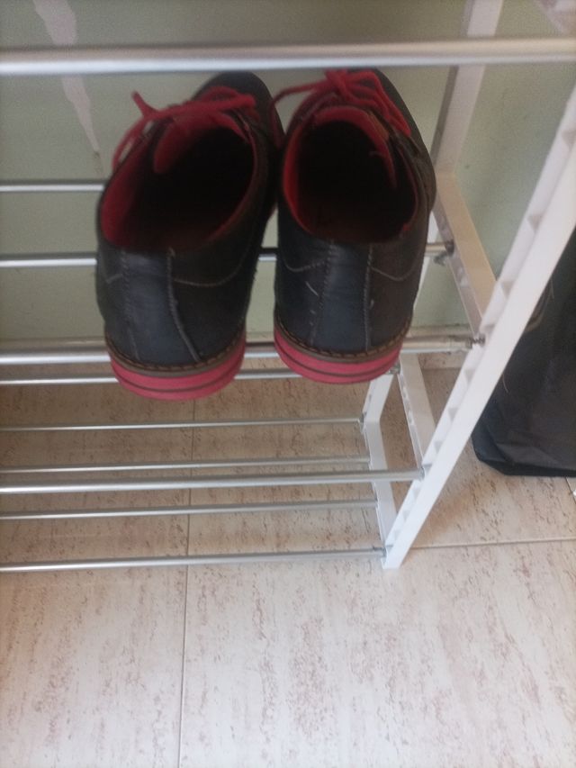 Zapatos negros con detalles rojos