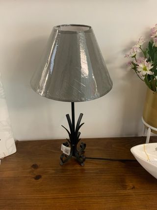 Lampada da tavolo con paralume