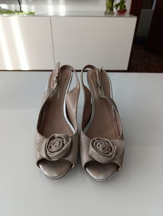 Zapatos Lodi beige y plata