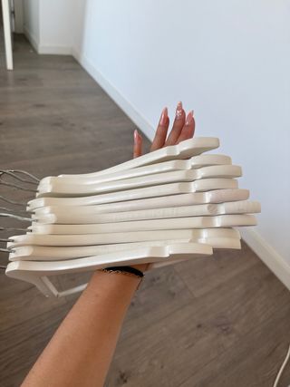 10 Perchas madera blancas 5€ tengo 30 en total