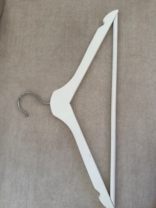 10 Perchas madera blancas 5€ tengo 30 en total