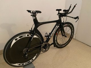 Bicicleta triatlón con rueda trasera lenticular.