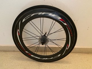 Bicicleta triatlón con rueda trasera lenticular.