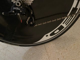 Bicicleta triatlón con rueda trasera lenticular.