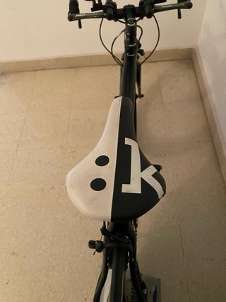 Bicicleta triatlón con rueda trasera lenticular.