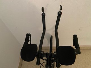 Bicicleta triatlón con rueda trasera lenticular.