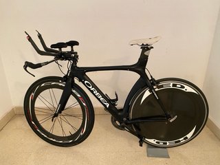 Bicicleta triatlón con rueda trasera lenticular.