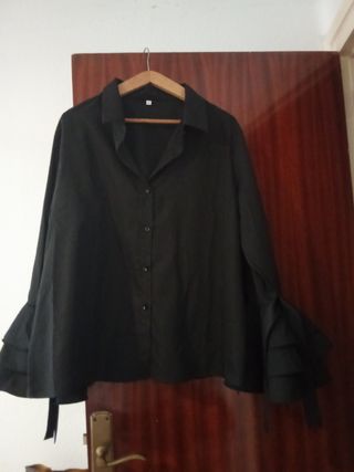 Camisa negra volantes manga larga