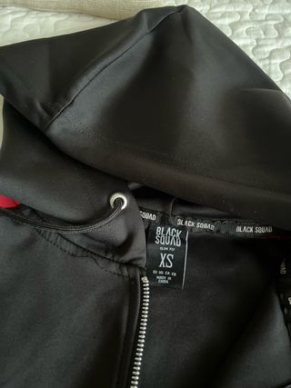 Chándal deportivo negro y rojo