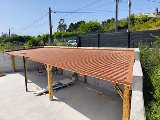 Pérgola de madera marrón