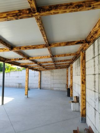 Pérgola de madera marrón