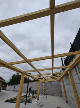 Pérgola de madera marrón