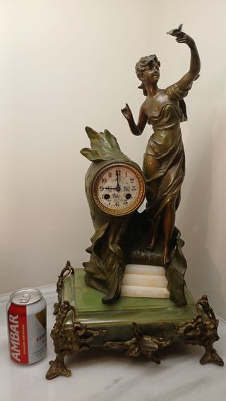 Reloj modernista antiguo