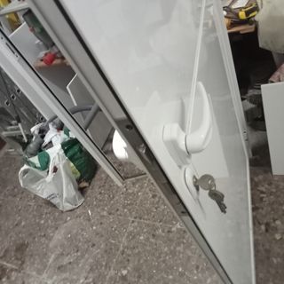 Puerta aluminio blanca. Panel sándwich