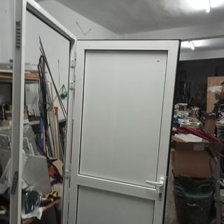 Puerta aluminio blanca. Panel sándwich