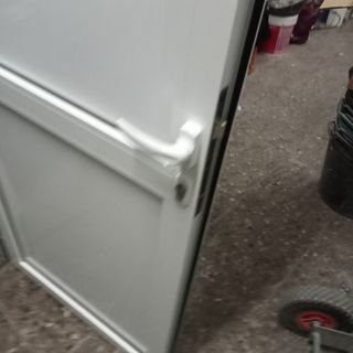 Puerta aluminio blanca. Panel sándwich