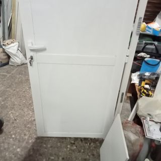 Puerta aluminio blanca. Panel sándwich
