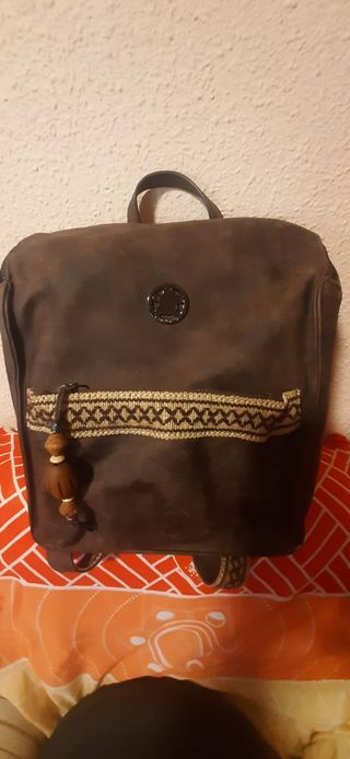 Mochila marrón oscuro estilo motero.