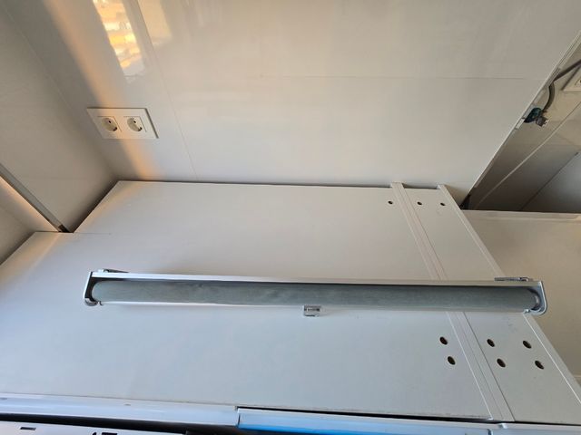 Cortina enrollable Ikea verde grisáceo.