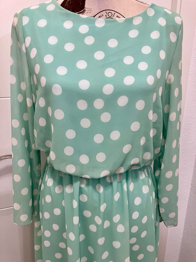 Vestido con etiqueta puesta