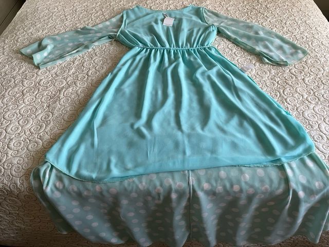 Vestido con etiqueta puesta