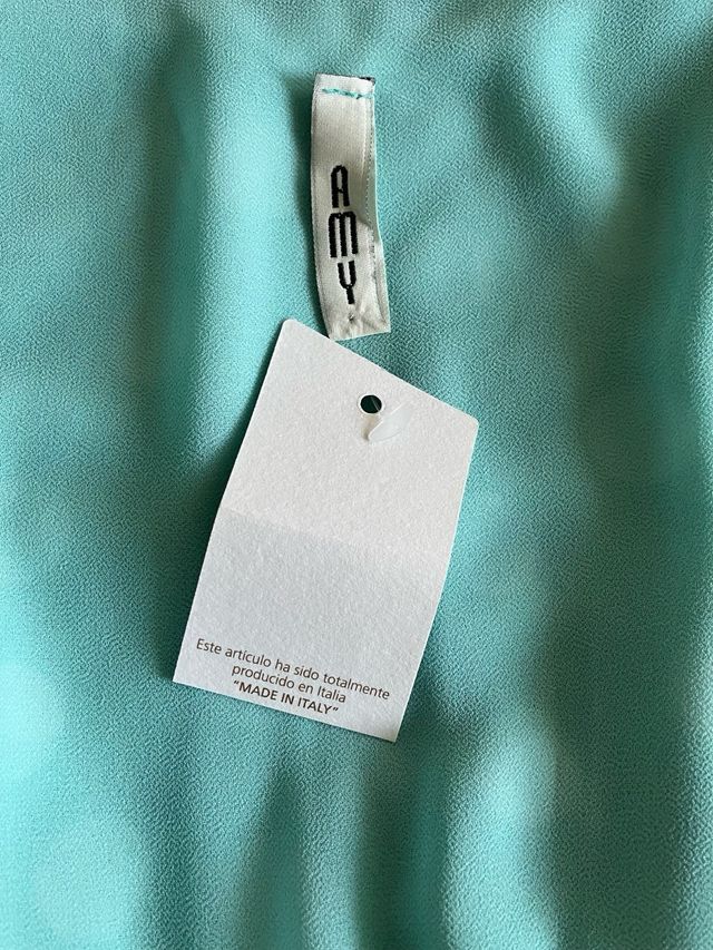 Vestido con etiqueta puesta