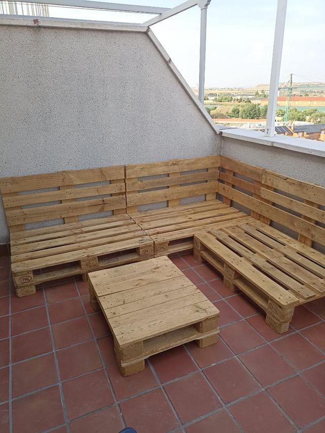 Pide tu pack sofá rinconera 3 módulos + mesa palet