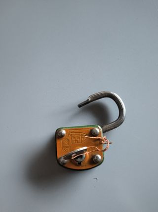 Candado antiguo metálico