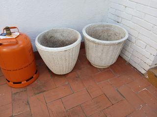 2 Macetas grandes de piedra por 25€ cada una.