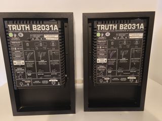 Monitores de estudio Behringer Truth B2031A