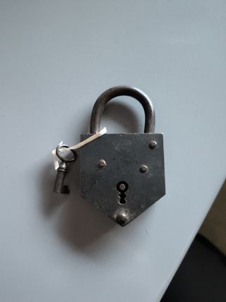 Candado antiguo de hierro