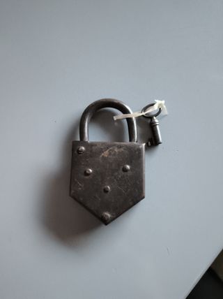 Candado antiguo de hierro