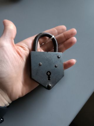 Candado antiguo de hierro