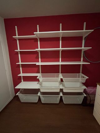 Estantería pared blanca cestas y baldas 2,7x2,4