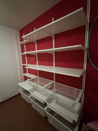 Estantería pared blanca cestas y baldas 2,7x2,4