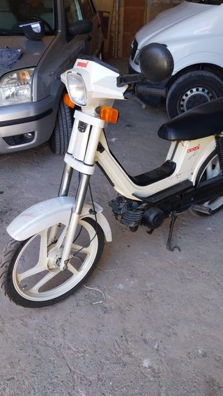 Derbi Variant Blanca - Motocicleta ITV pasada.