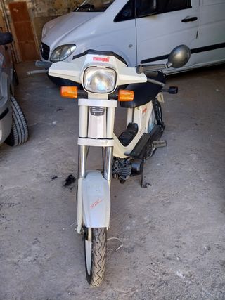 Derbi Variant Blanca - Motocicleta ITV pasada.