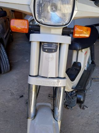 Derbi Variant Blanca - Motocicleta ITV pasada.