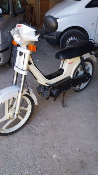 Derbi Variant Blanca - Motocicleta ITV pasada.