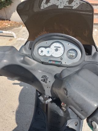 Scooter Peugeot elíseo 49
