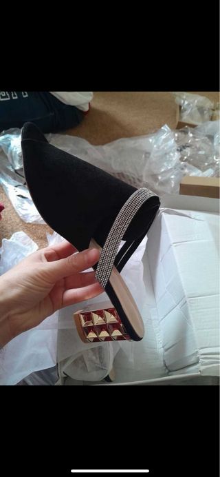 Sandalias negras Shein tacón dorado