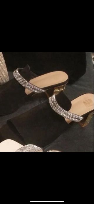 Sandalias negras Shein tacón dorado