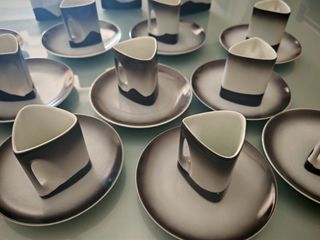 Juego café porcelana triangular blanco-negro