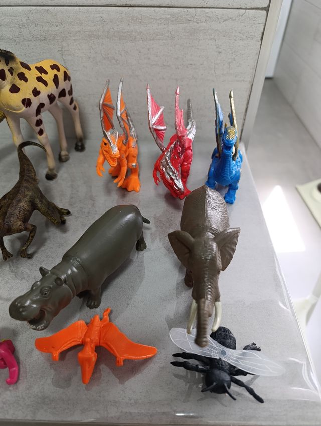 Lote de animales de plástico