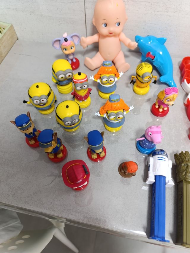 Lote de muñecos y juguetes